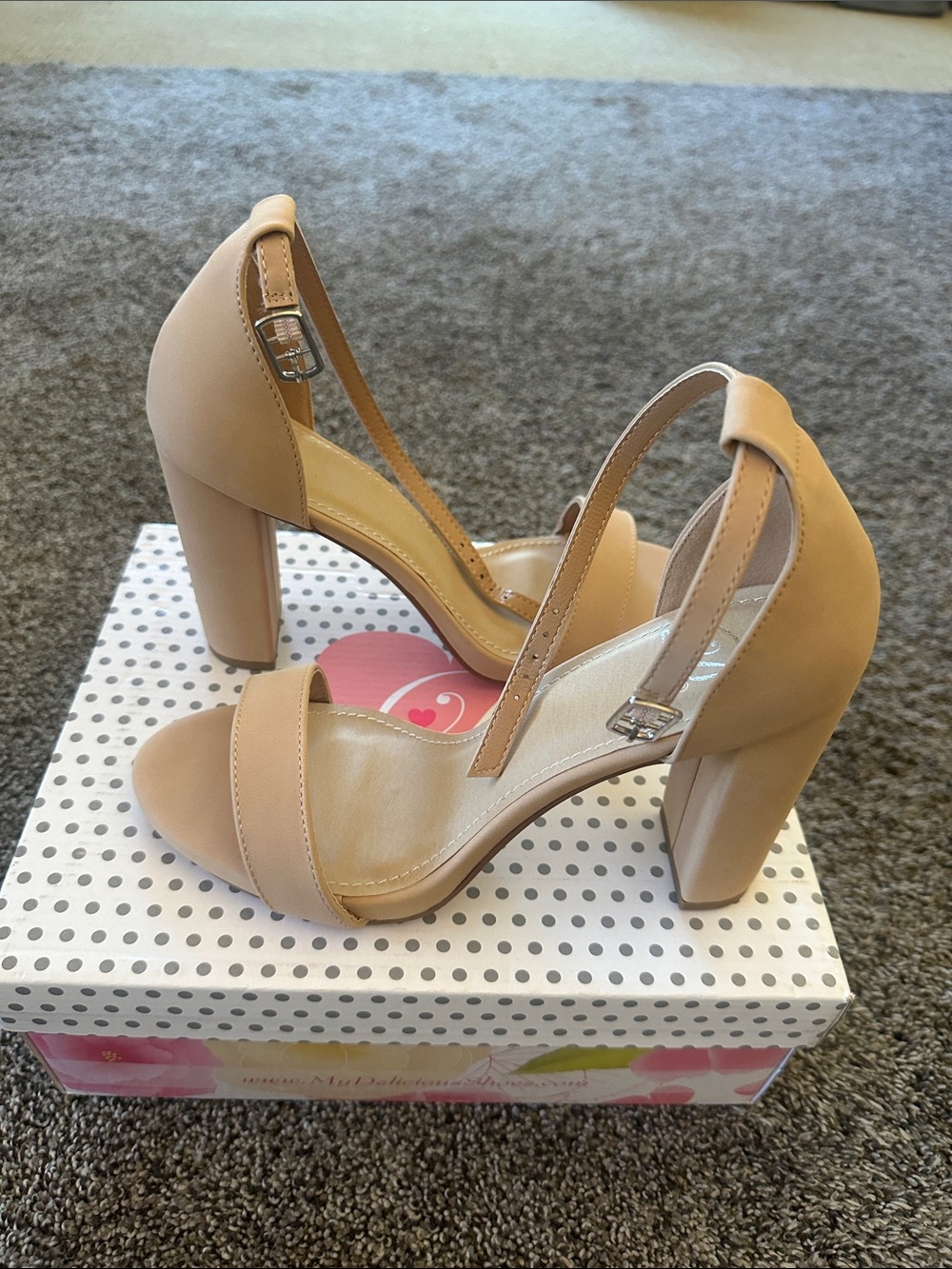Delicious Beige Block Heel Sandals Prom Formal Wedding Size 8 Bridesmaid Spring